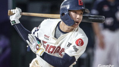 “끝내기가 현실로”…롯데 이호준, 데뷔 첫 끝내기로 전반기 3위 확정 이끈 ‘영웅의 순간’