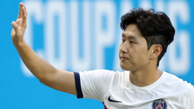 [단독] PSG 떠날 이유 없다…이강인, 이적설 일축하고 잔류 유력! 프랑스 현지 언론 “이강인, 파리 생활 만족…구단도 매각 계획 없어”