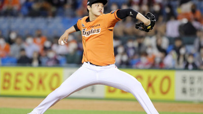 진짜 큰일났다 모두가 타박상 후유증 떠올릴 때, 문동주는 딴 생각을 했다