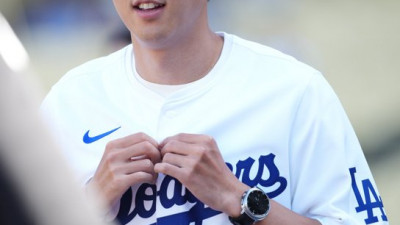 손흥민, LA 다저스 마운드 점령! 완벽한 시구로 홈 데뷔전 기대감 고조…해외축구중계 팬들 열광