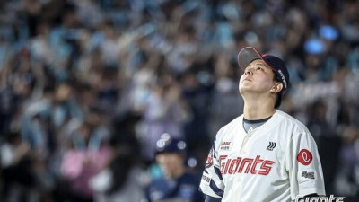 부산 팬들이 무슨 죄인가, 롯데 자이언츠 ‘악몽의 수비’… 안타보다 많은 실책